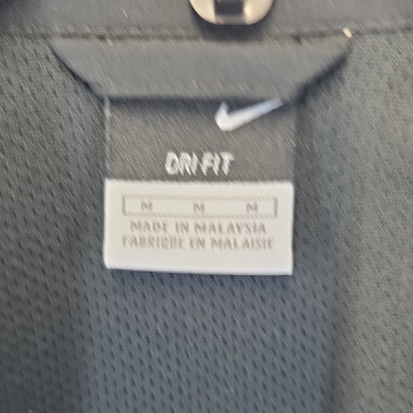 Nike Men's Black Windbreaker with White Accents - Picture 5 of 12